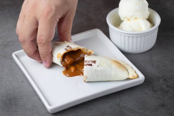 pegando empanada doce